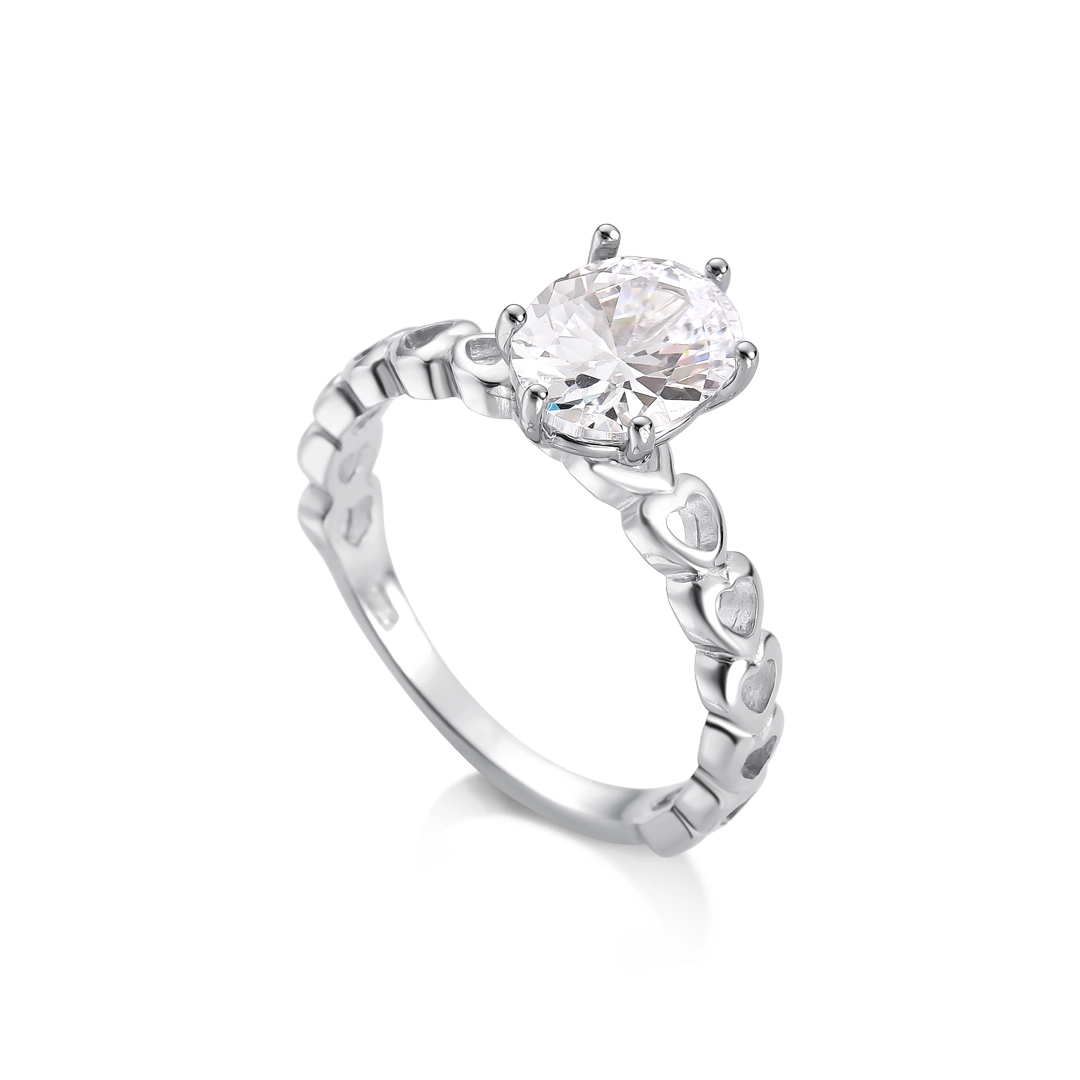 Anel Solitário com Zircônia Cristal Oval e Aro de Corações