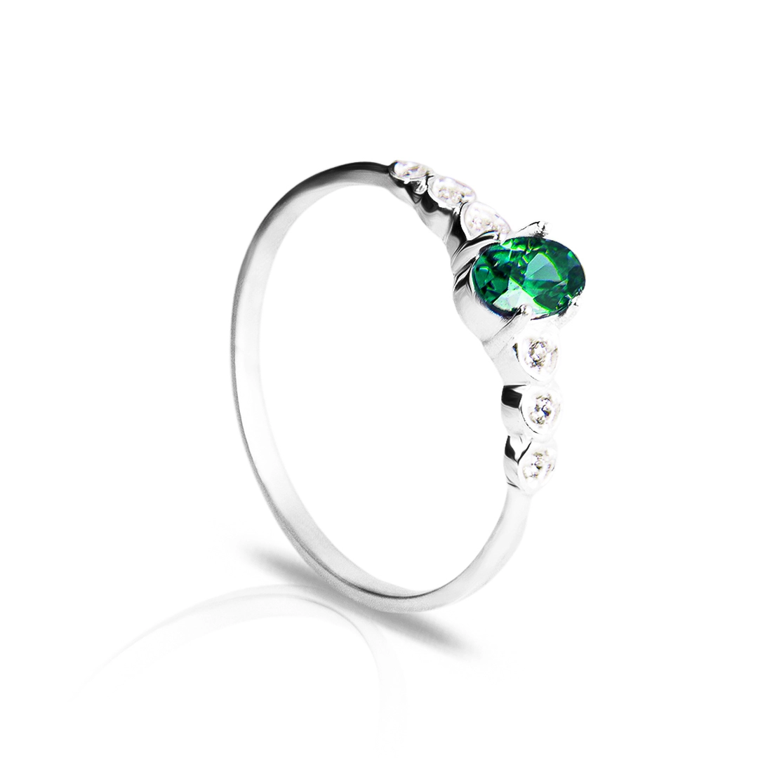 Anel De Formatura Em Prata Com Zircônia Esmeralda E Corações Com Zircônia Cristal