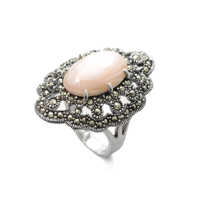 Anel com Madrepérola Rosa Oval Trabalhado e Marcassitas