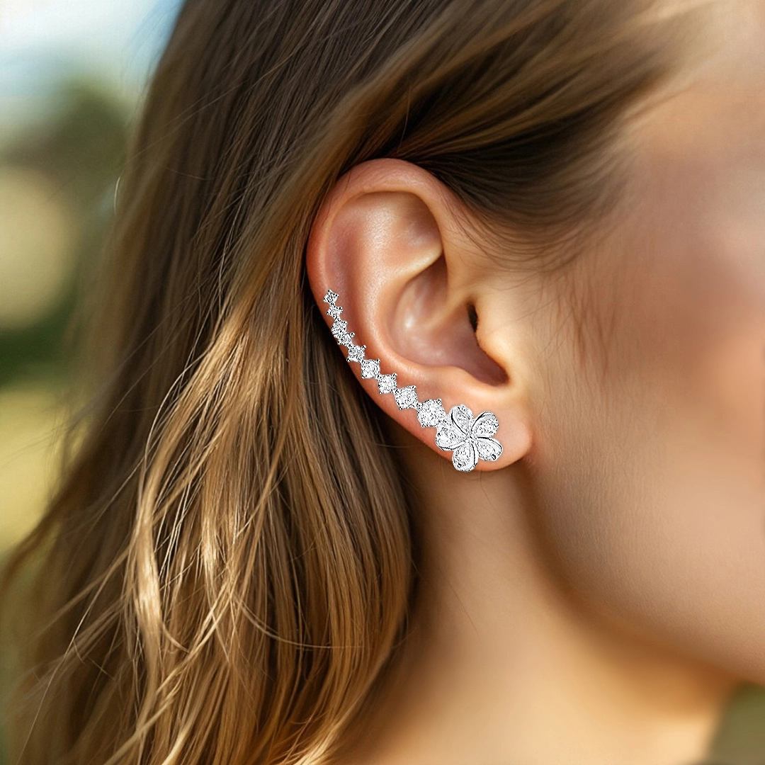 Brinco de Prata Leve Ear Cuff com Flor e Zircônias Cristal