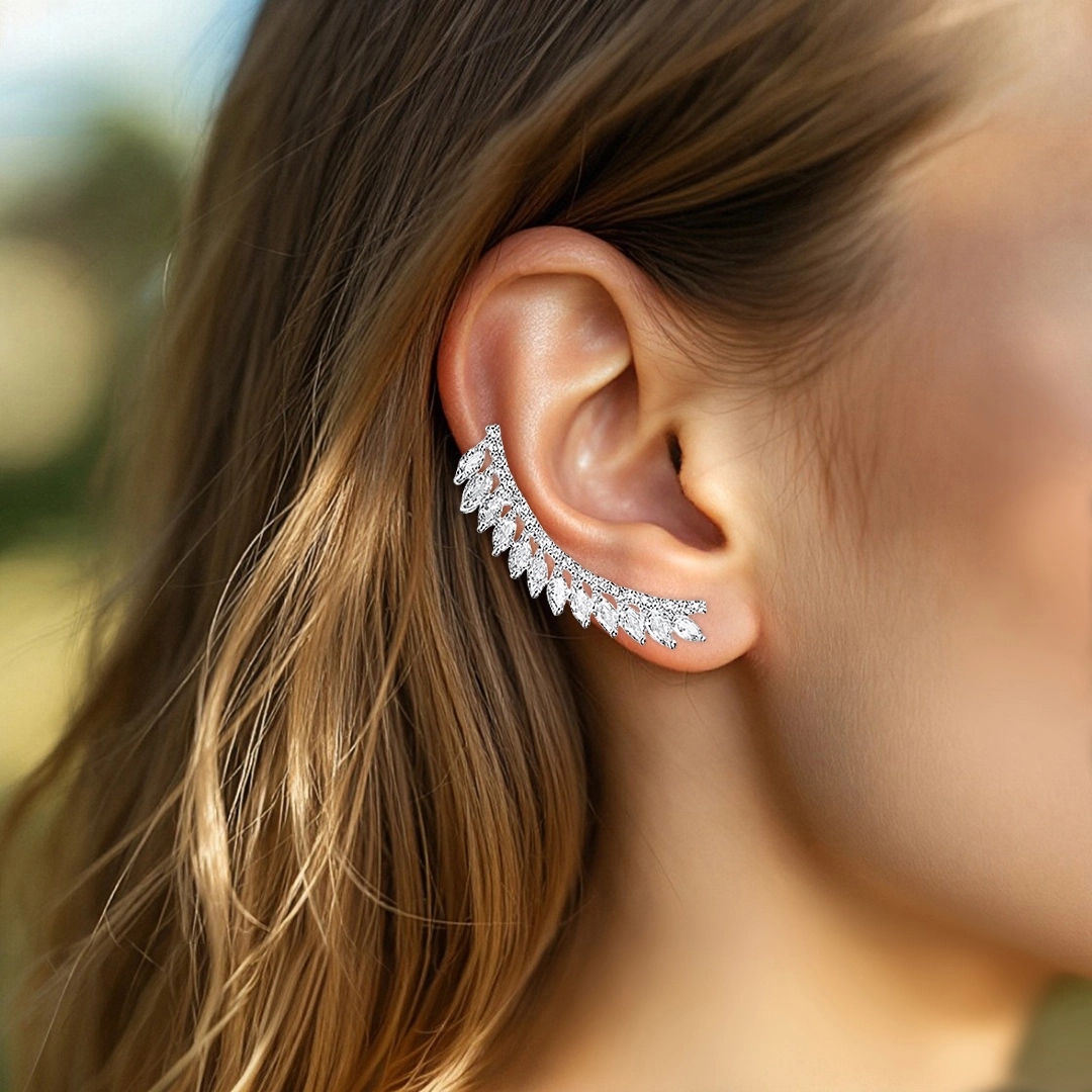Brinco de Prata Leve Ear Cuff com Zircônias Navetes