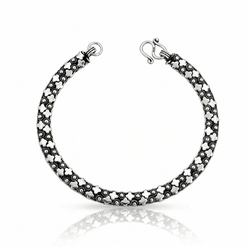 Pulseira de Flores e Chapa com Acabamento Envelhecido