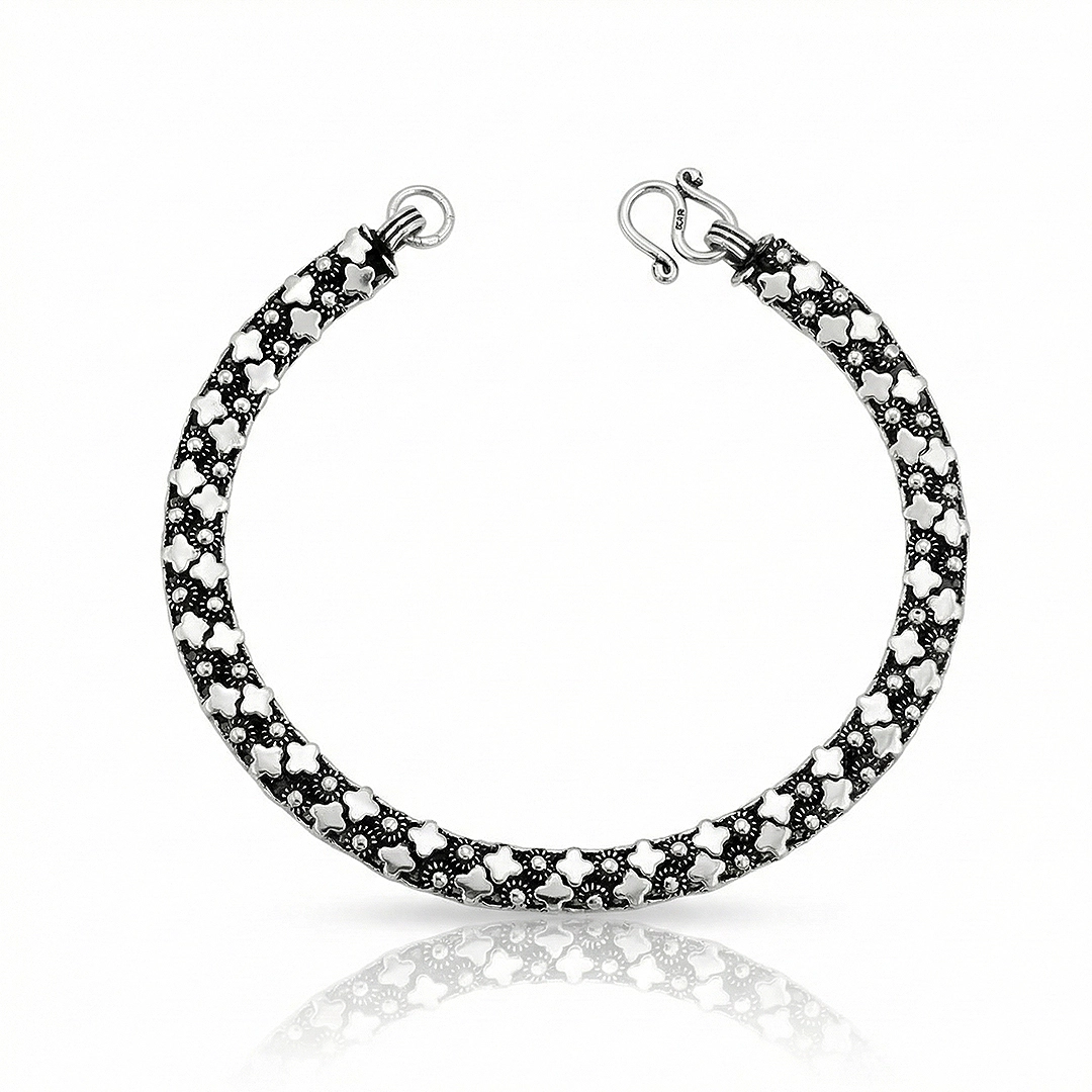 Pulseira de Flores e Chapa com Acabamento Envelhecido