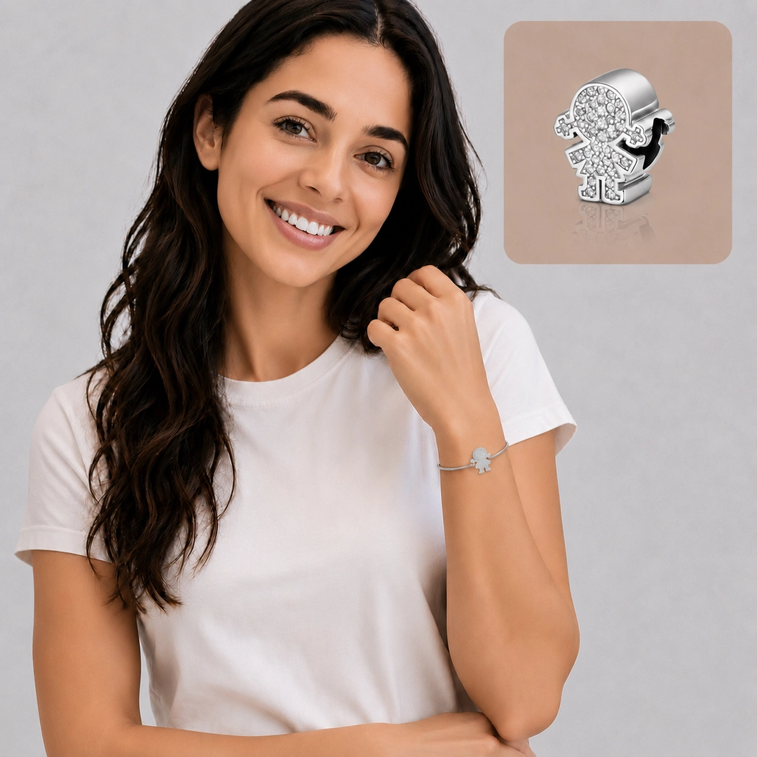 Berloque Menina com Zircônias Cristal Cravejadas