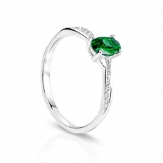 Anel Trabalhado com Zircônias Cristal e Esmeralda Oval