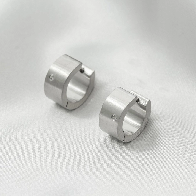 Brinco de Aço Argola Clic Fosco com Zircônia Cristal