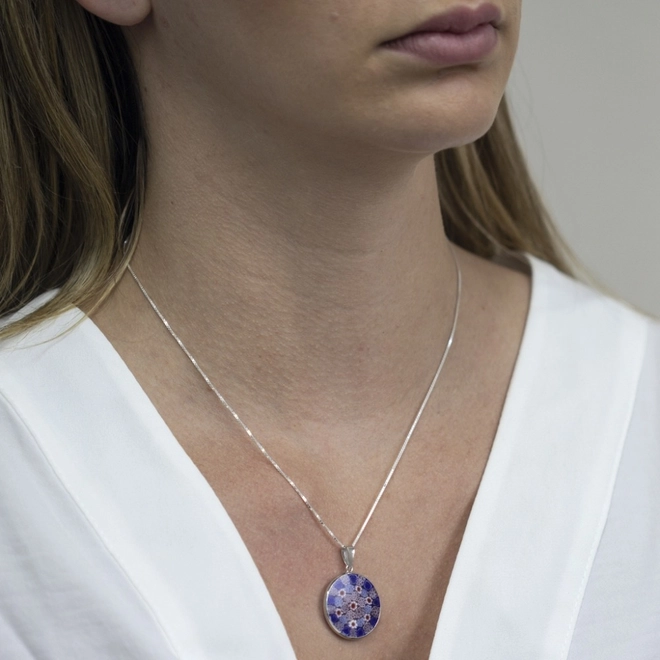 Gargantilha de Prata com Pingente em Murano Azul com Flor Branca e Vermelha G