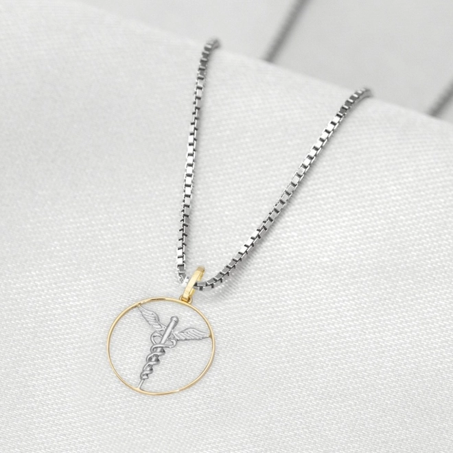 Corrente de Prata com Pingente de Formatura em Ouro 18k Profissão Medicina