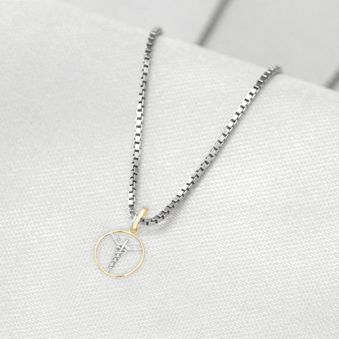 Corrente de Prata com Pingente de Formatura em Ouro 18k Profissão Medicina P