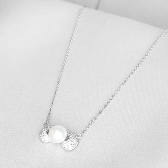 Gargantilha de Prata Laço com Zircônia Cristal e Pérola Biwa
