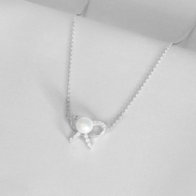 Gargantilha de Prata Laço com Zircônia Cristal e Pérola Biwa