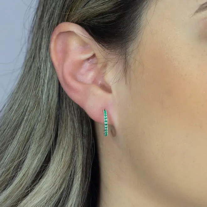 Brinco De Prata Meia Argola com Zircônia Esmeralda