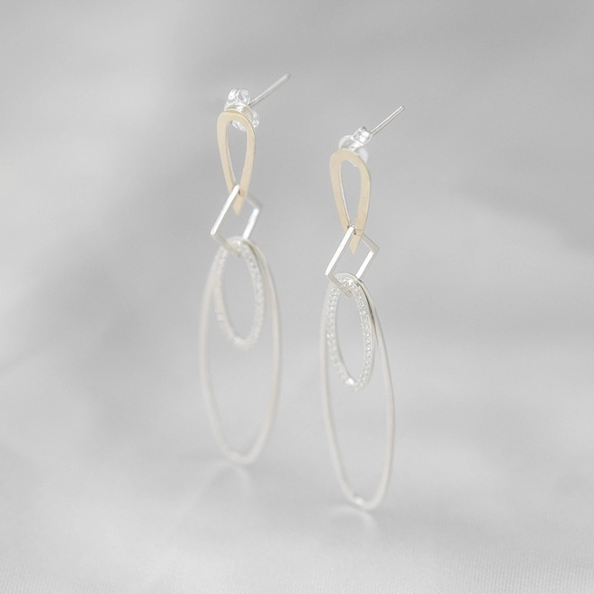 Brinco em Prata Classic Balanço Oval Duplo com Aplique em Ouro e Zircônia Cristal