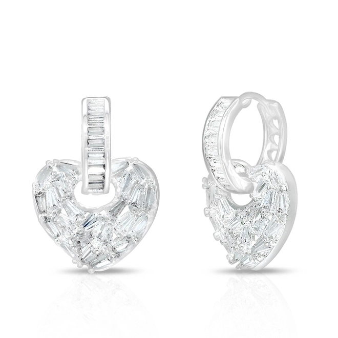 Brinco de Prata Leve Argola Clic com Coração em Zircônias Cristal