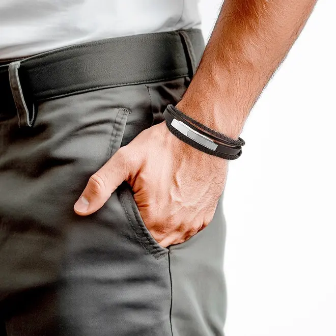Bracelete de Aço Quatro Fios em Couro Marrom  Com Placa Fosca